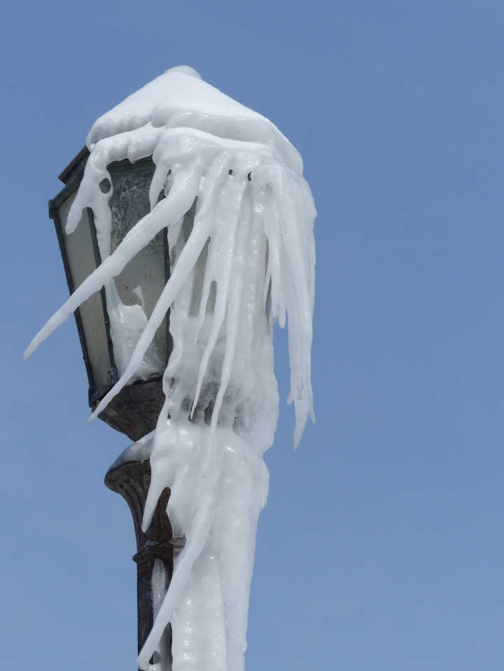 Frozen lamppost Niagara Falls 