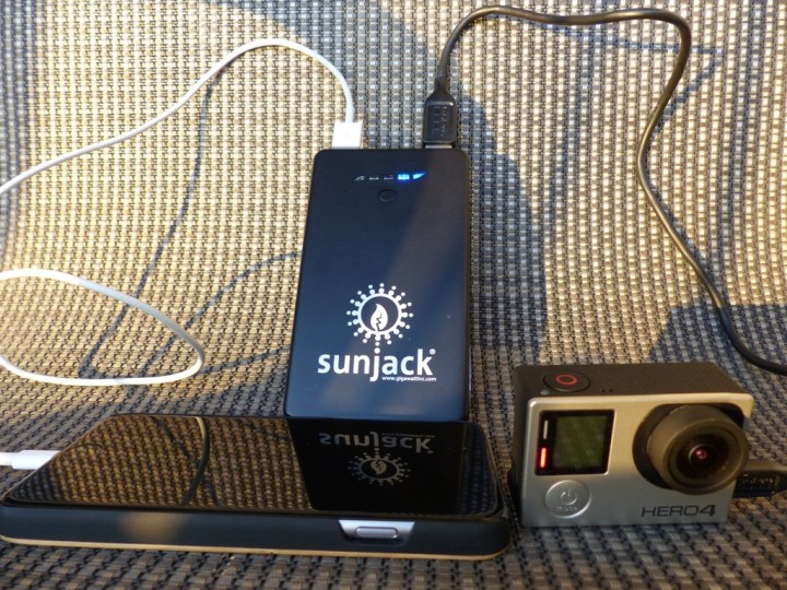 SunJack 14W+8000mAh Battery solar power charger review